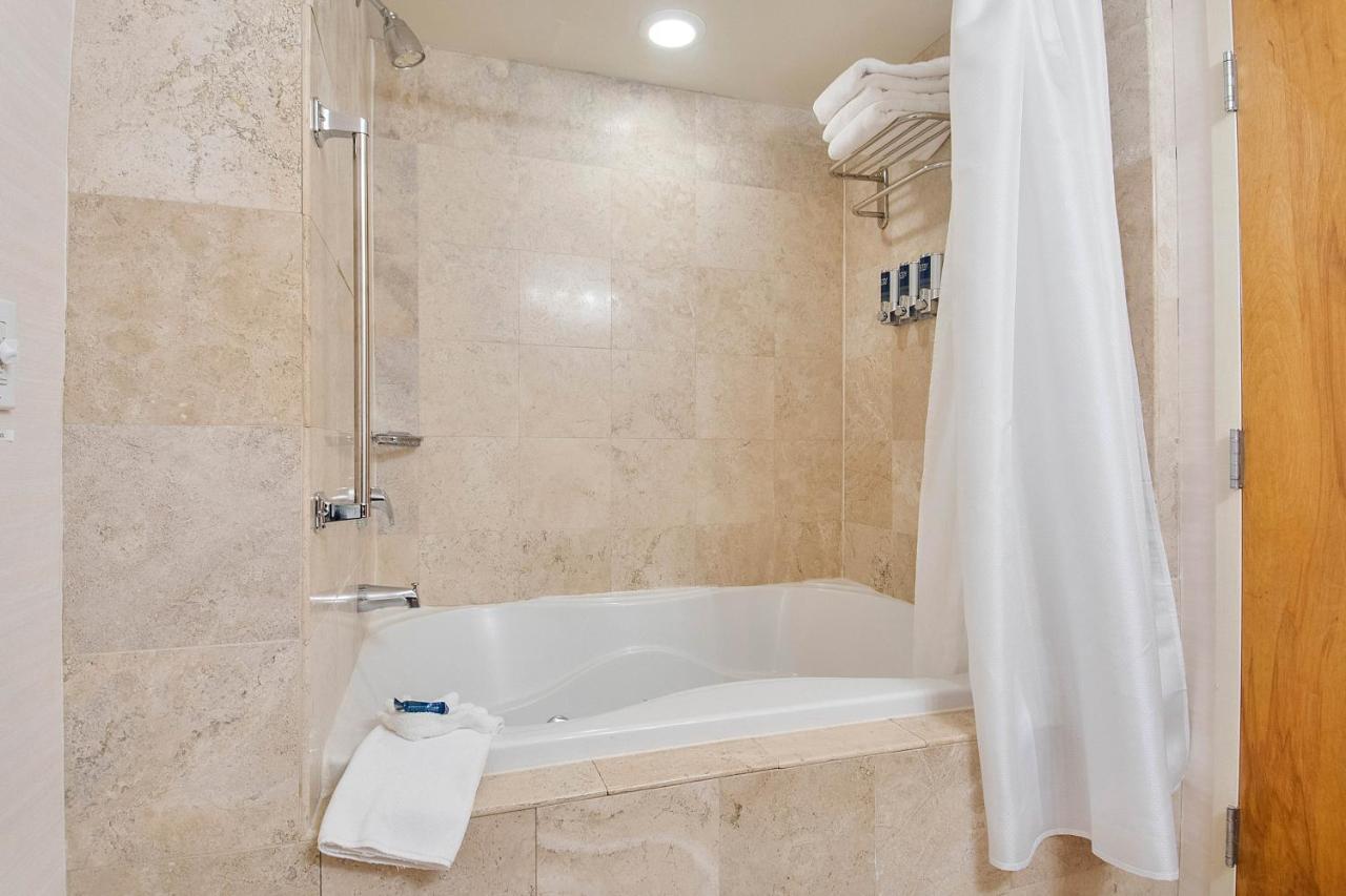 Four Points By Sheraton Melville Long Island Hotel 4*